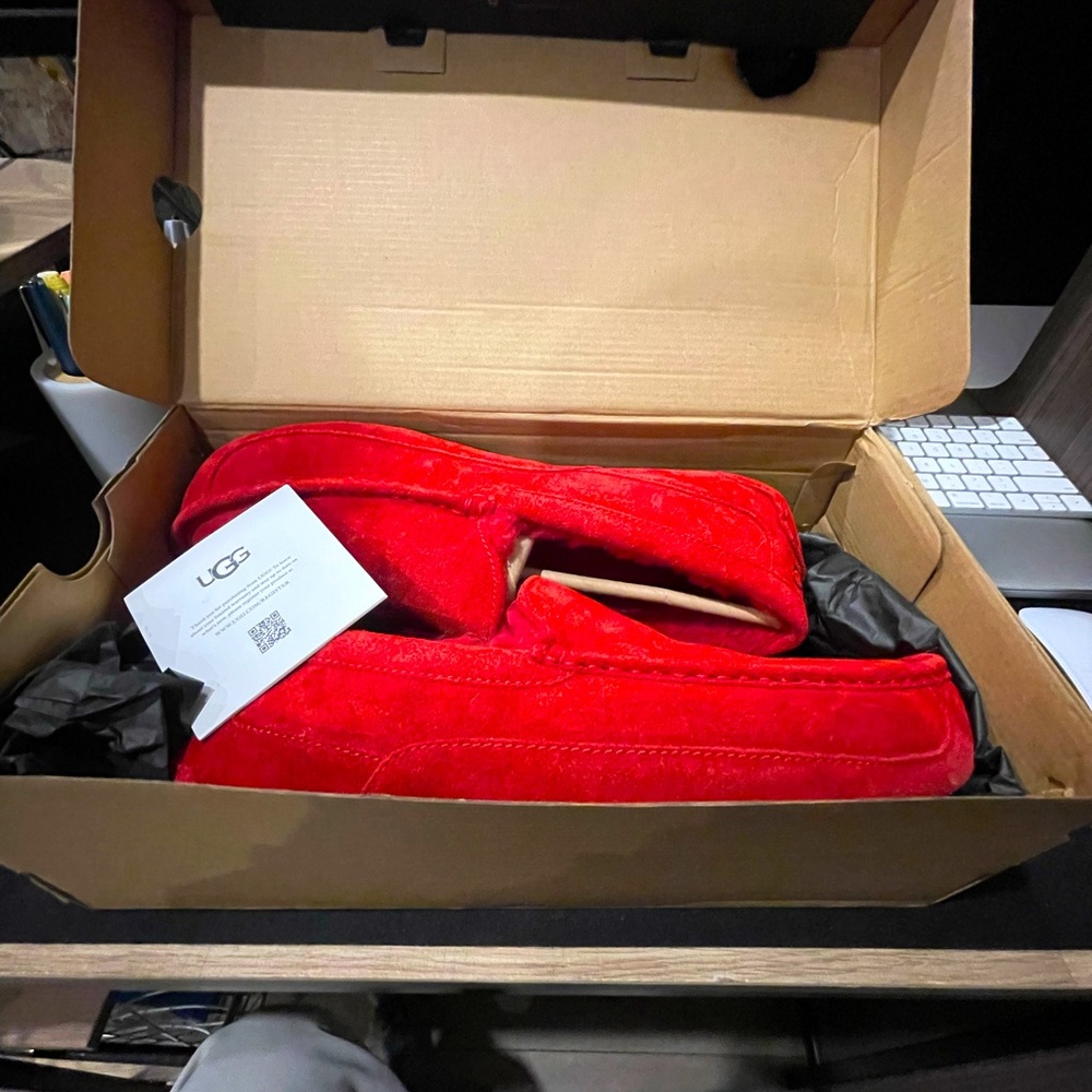 S*O*L*D  Ugg Ascot Samba Red